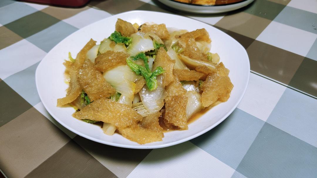 风味裳做的假鱼肚(俗称炸猪肉皮)炒白菜 真是绝配 北方人不妨试试,特