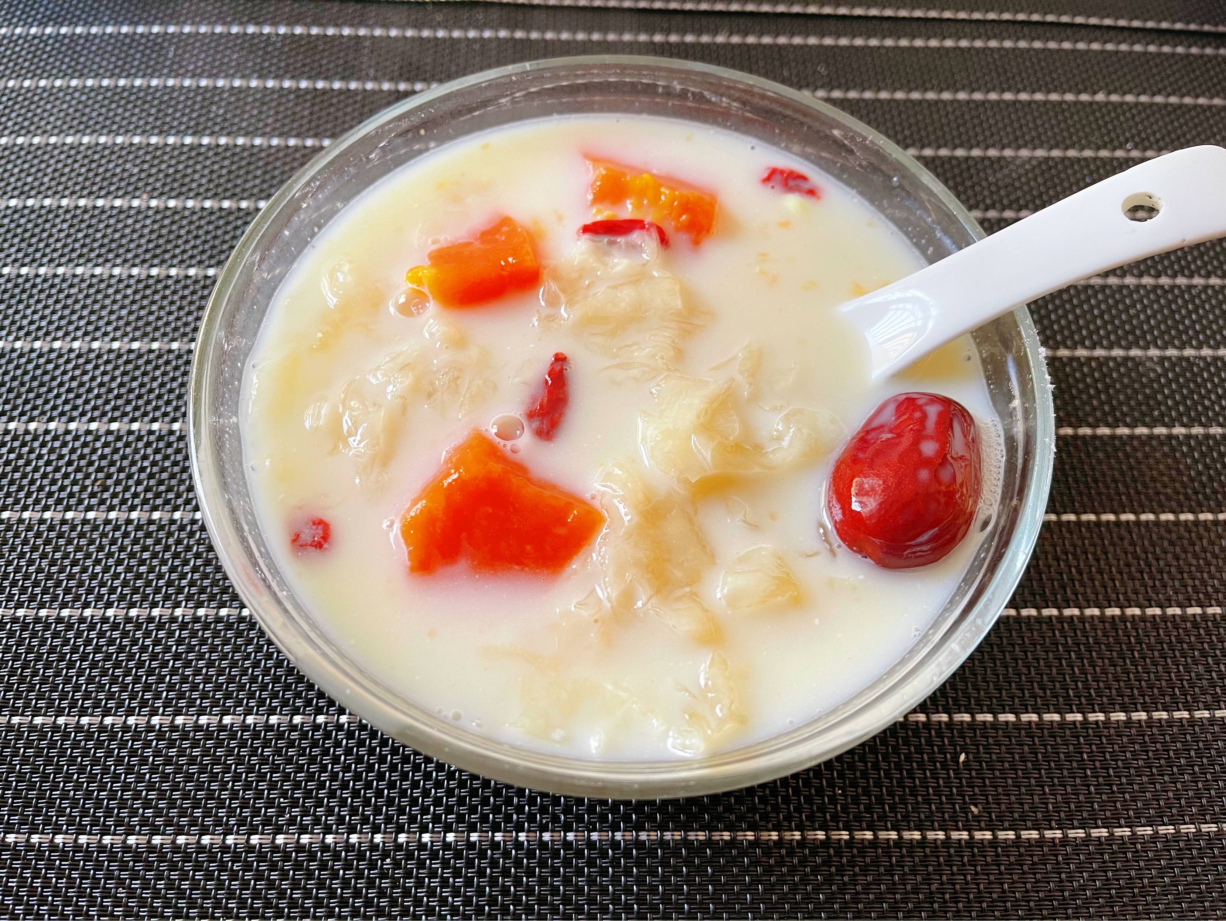 木瓜银耳炖牛奶的做法