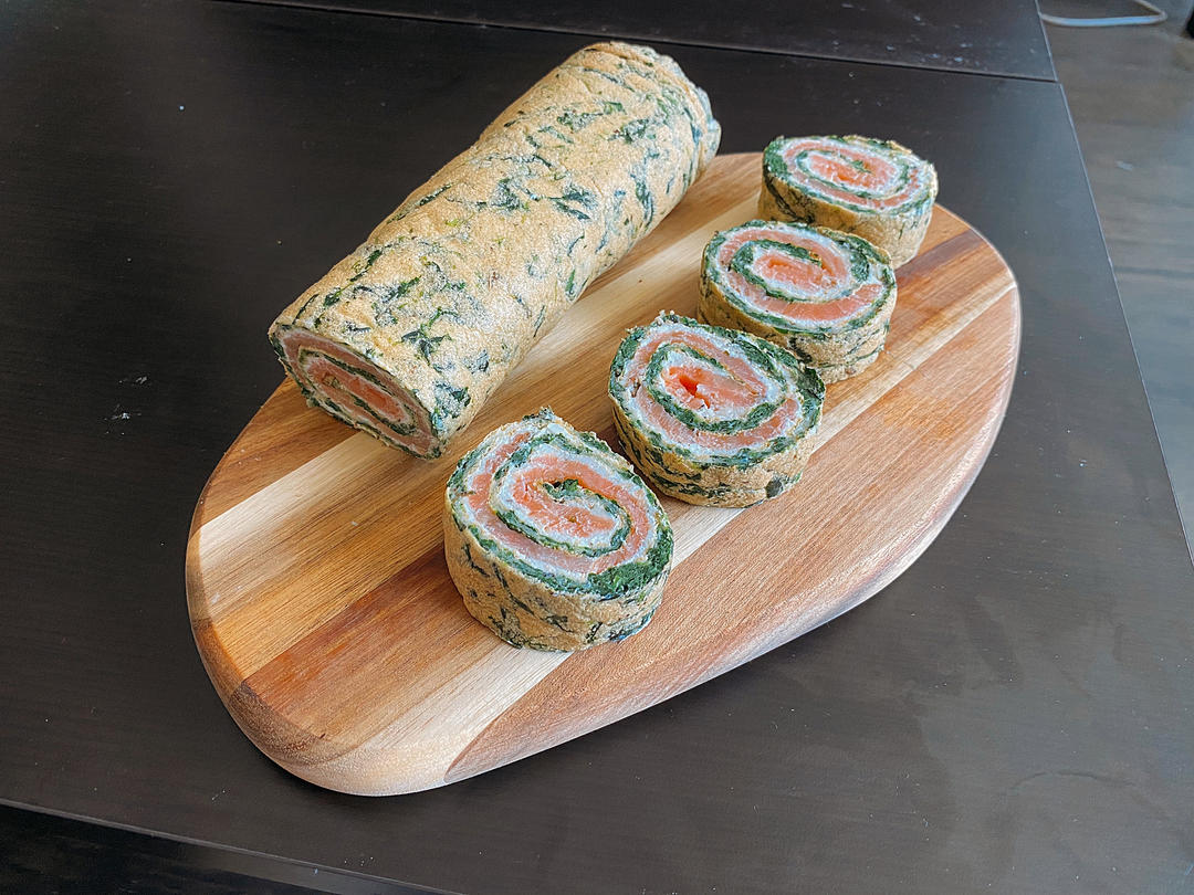 烟熏三文鱼菠菜蛋卷