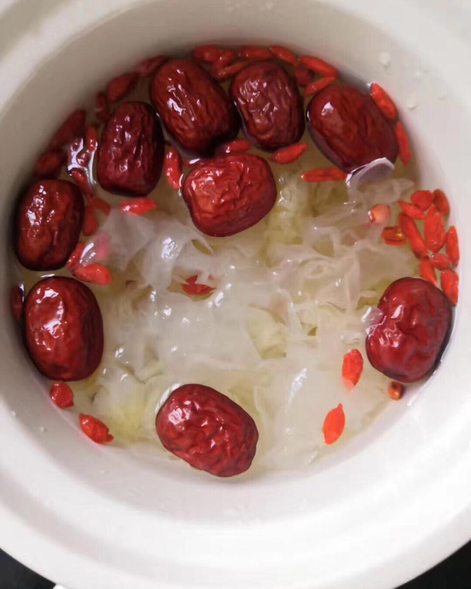 江南春绿做的银耳桃胶莲子羹养颜平民版燕窝