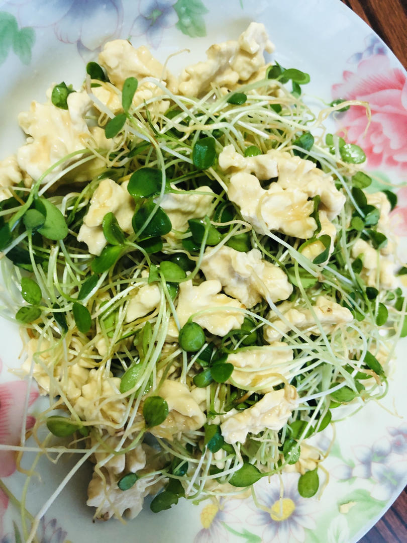 香椿苗拌核桃仁的全部作品