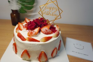 自制草莓奶油蛋糕，奶油 草莓 八寸戚风简直绝配??
