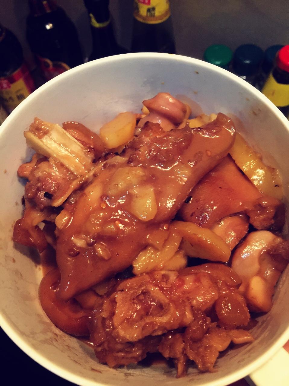 美味的家常菜：红烧猪蹄