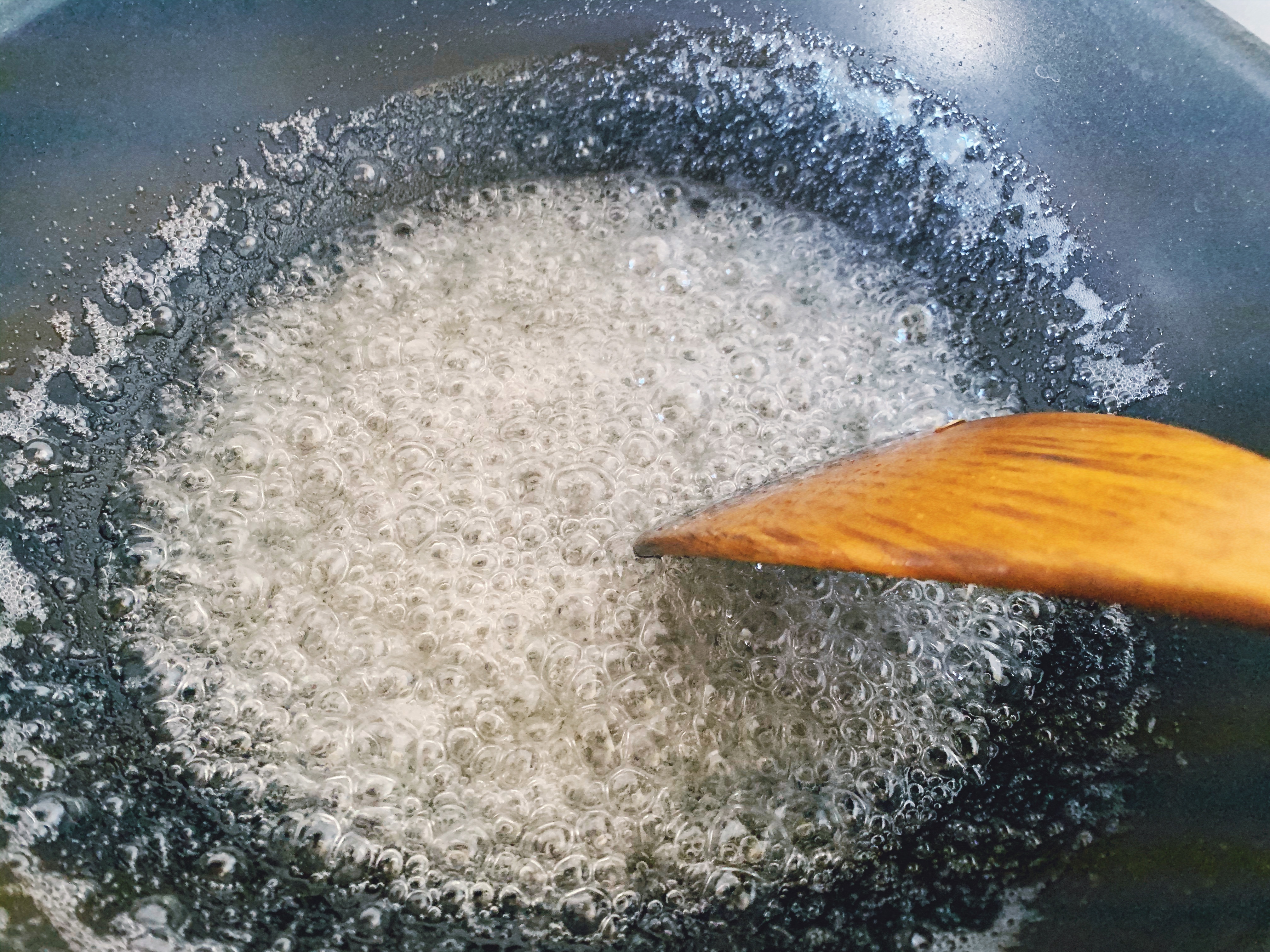 大人小孩都爱吃的糖霜花生米的做法 步骤2