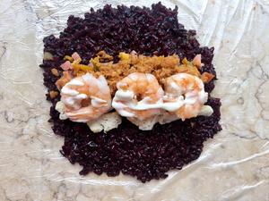 蛋黄肉松紫米饭团的做法 步骤9