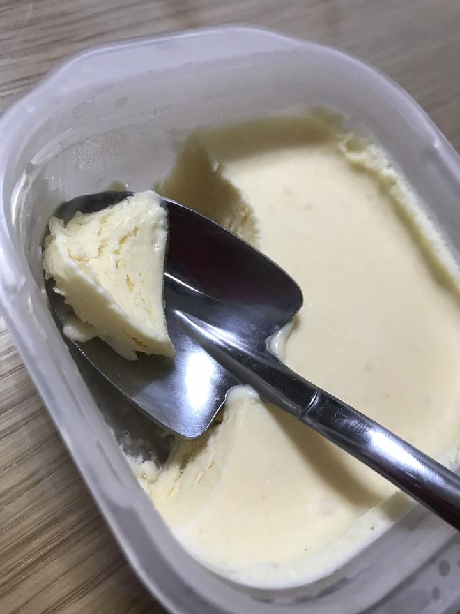 不用搅拌不用冰淇淋机，超级简单的熟蛋黄奶油冰淇淋的做法
