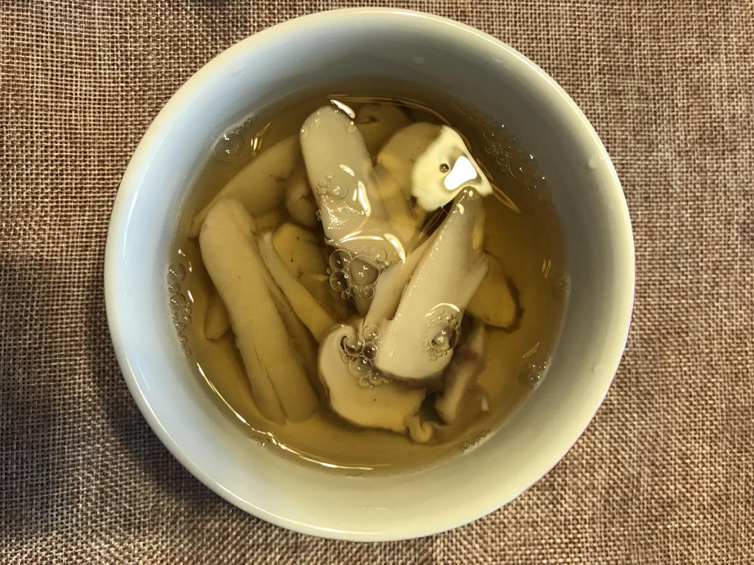 三文鱼菌菇焖饭【8月北鼎珐琅铸铁锅食谱】