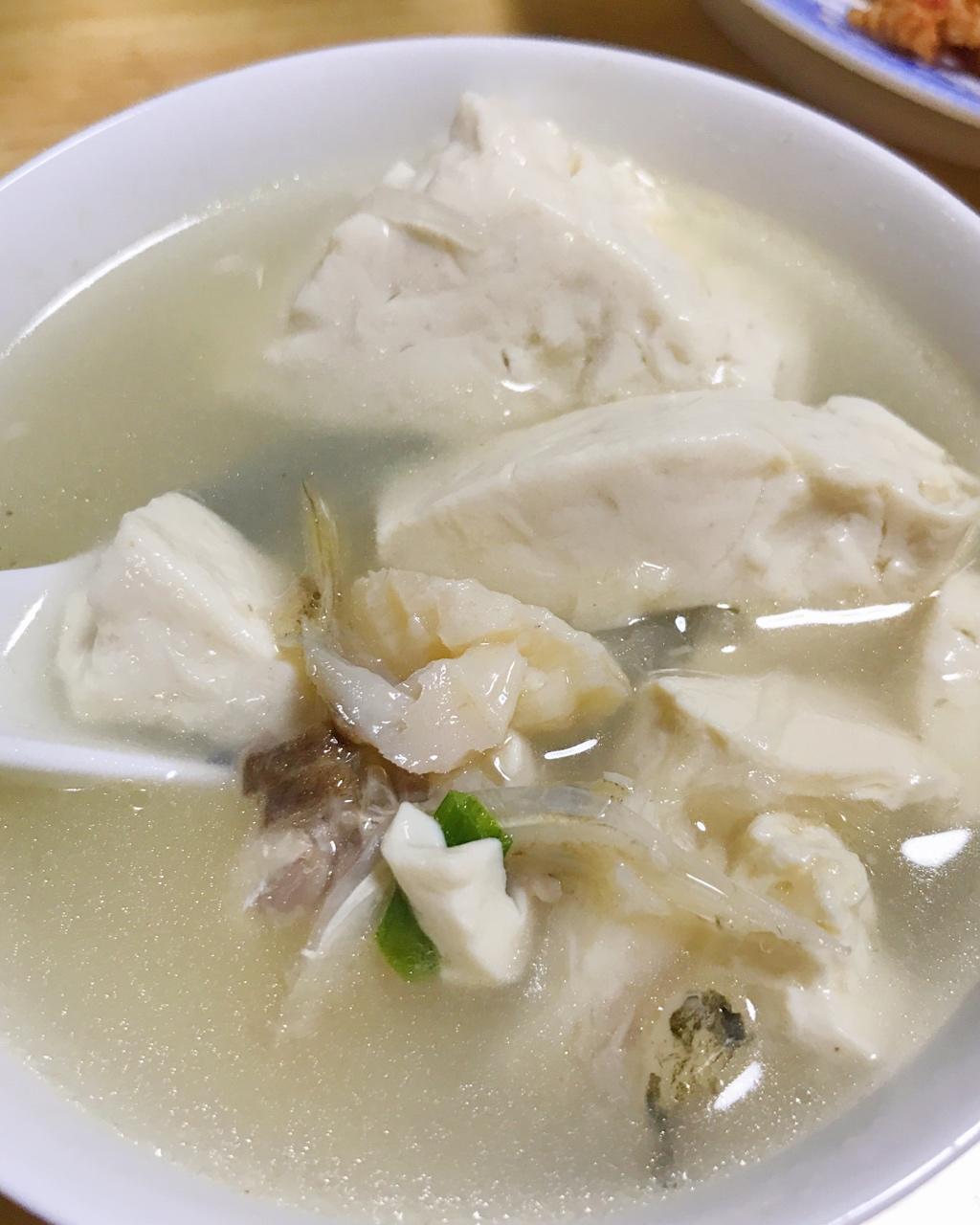 奶白鲜美的秘诀：白萝卜豆腐鲫鱼汤