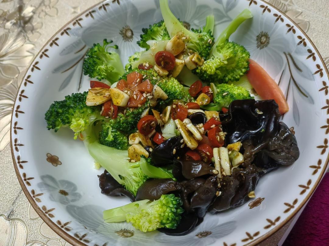 凉拌西兰花木耳红萝卜