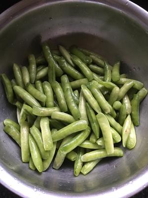 煮完不变黄，颜色翠绿的「五香豌豆荚」的做法 步骤1