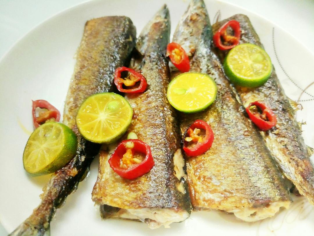 青桔配香煎秋刀鱼的做法