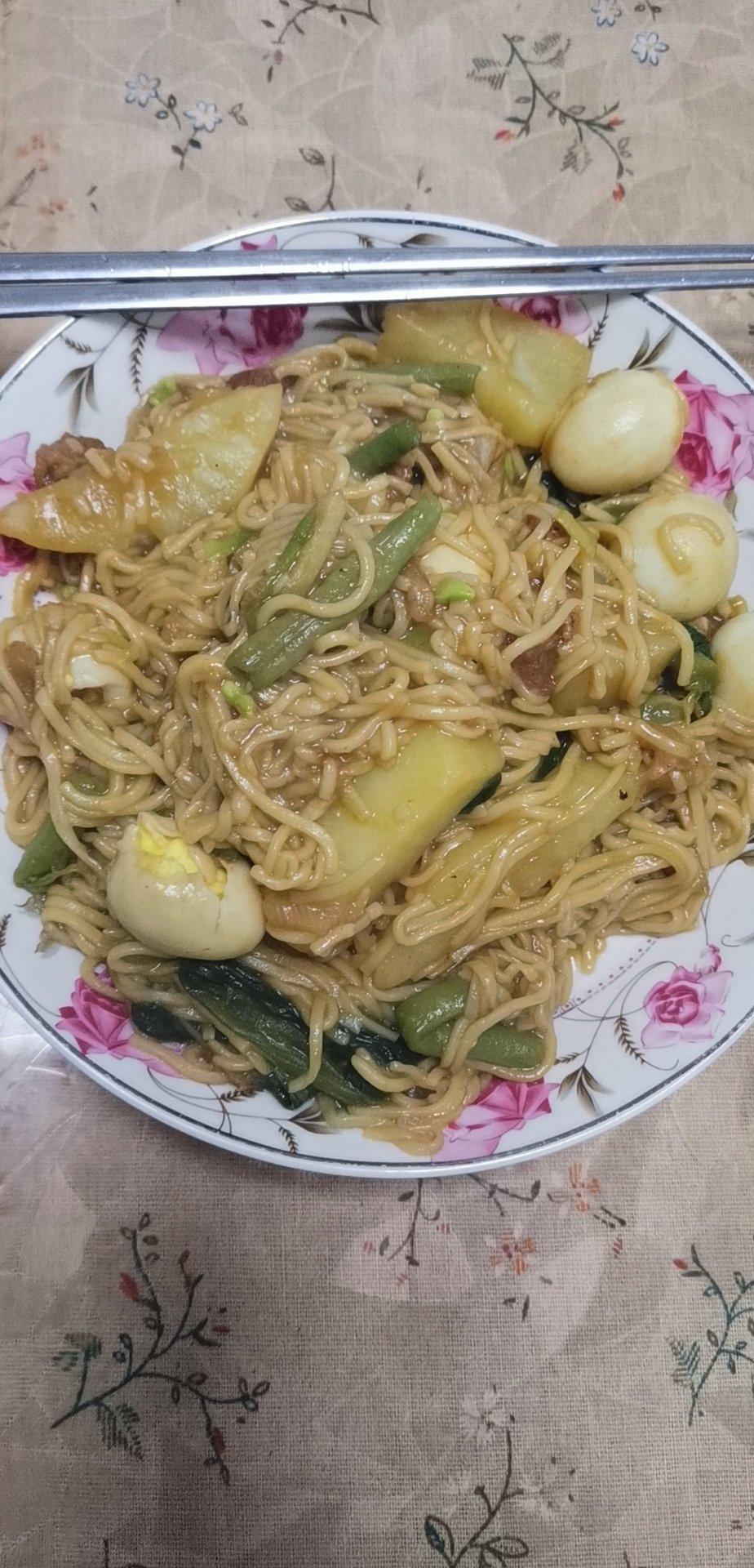 五花肉豆角土豆焖面