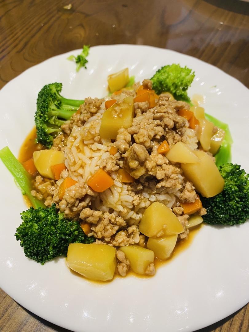 肉末土豆浇饭