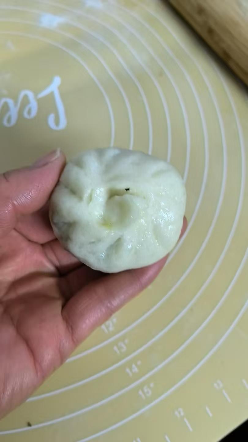 碧绿的香菇菜包子