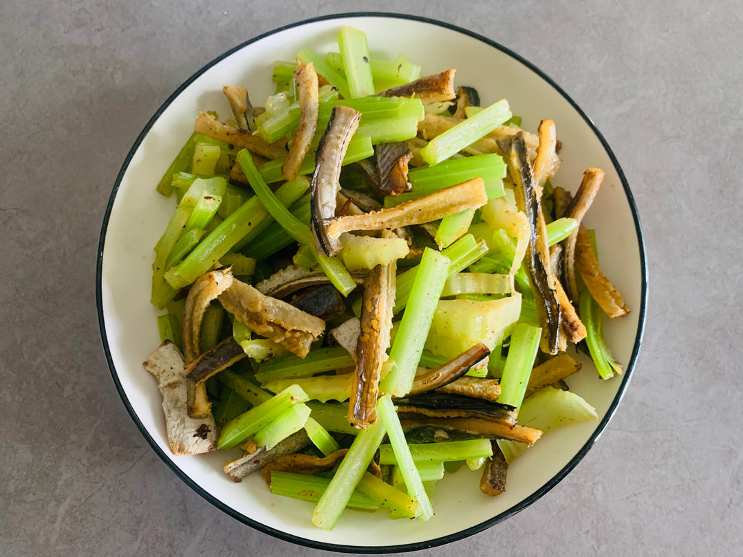 芹菜炒鳗鱼干