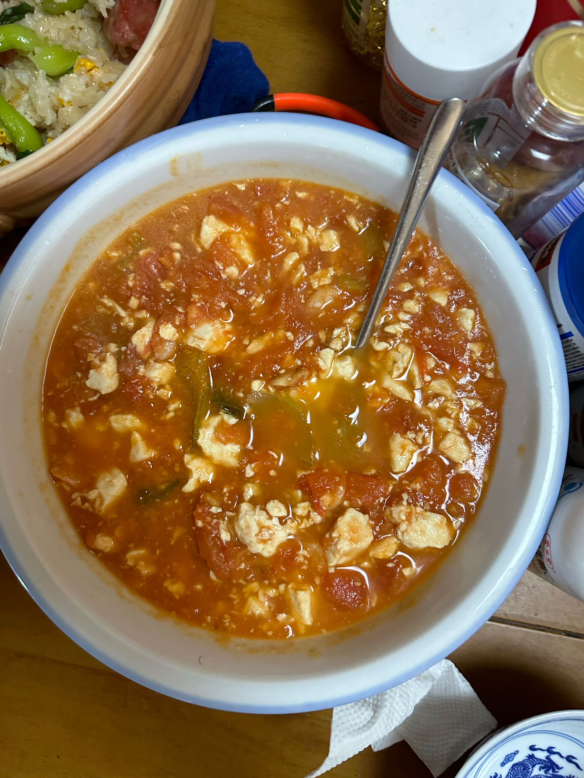 冬日里的一碗暖汤，番茄豆腐浓汤，不加一滴水，汤汁浓郁豆腐软嫩暖心又暖胃。