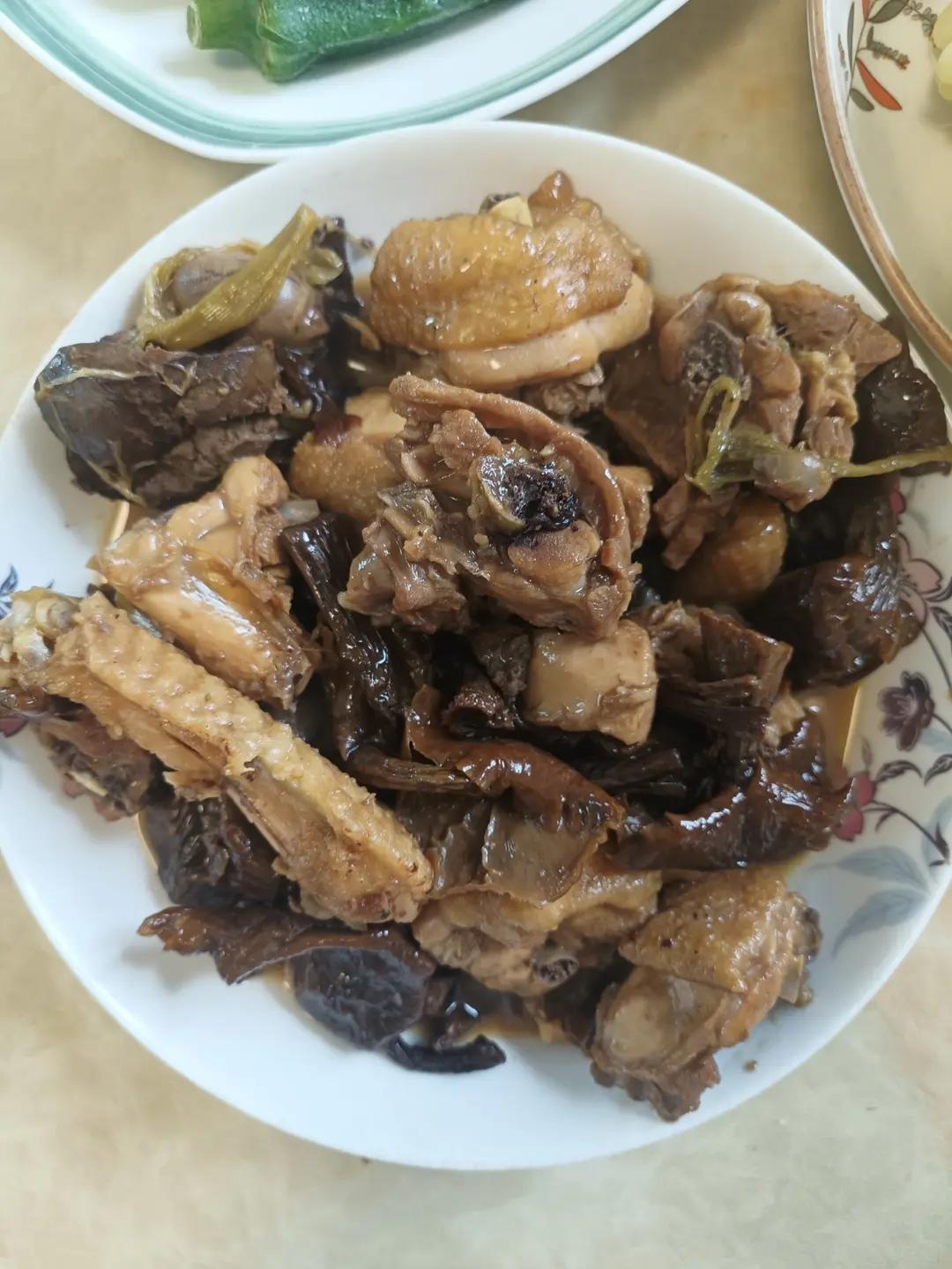 小鸡炖蘑菇(注意一步操作就香气沁人)