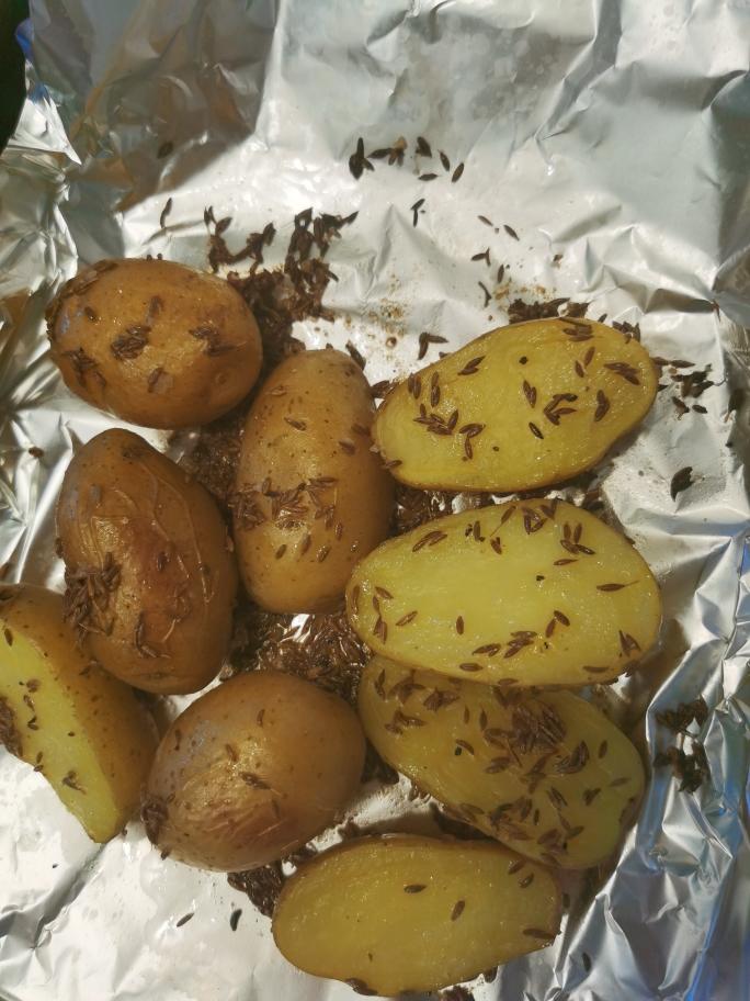 来烤山药蛋,羊肉味儿的!