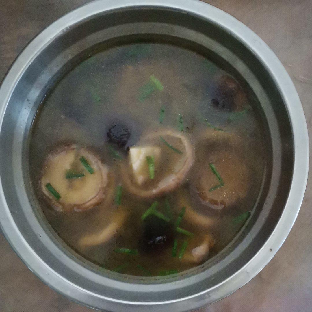 鲜掉眉毛口蘑汤