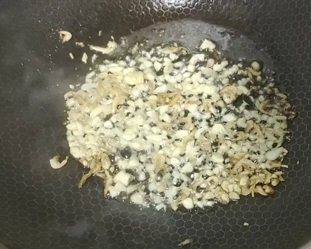 虾米蒜蓉炒茼蒿的做法 步骤2