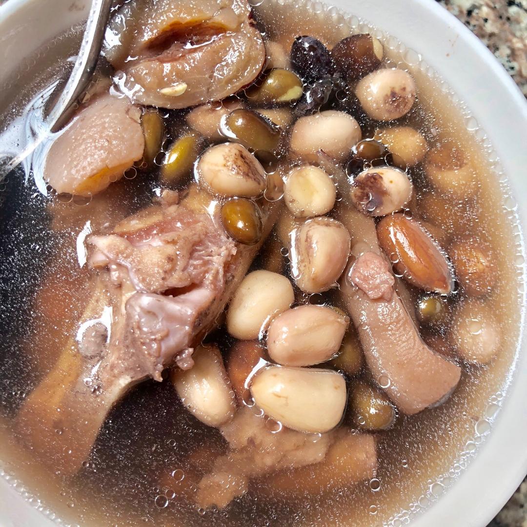 黄豆花生猪脚汤