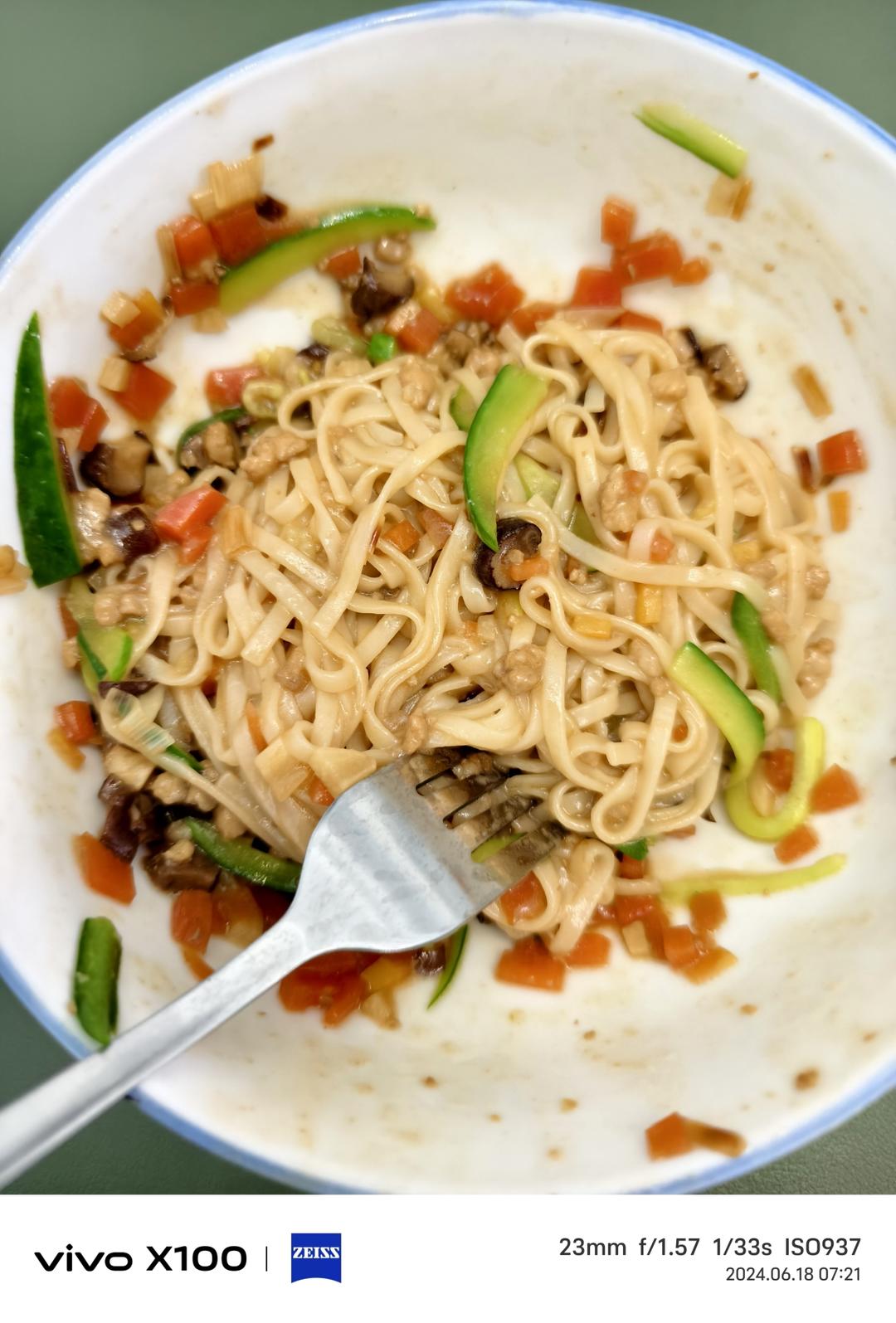 香菇土豆肉沫拌面，神奇酱汁，拌面拌饭都好吃哇