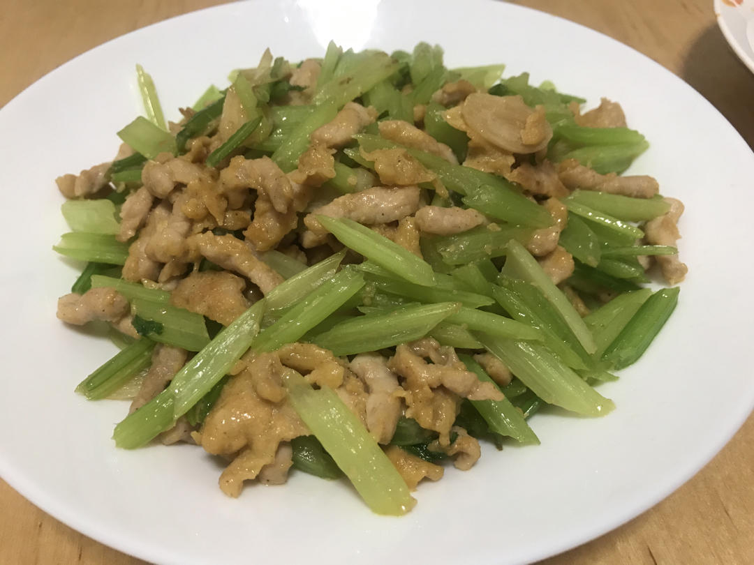 芹菜炒肉的新方法（这样炒出来的芹菜脆，肉丝嫩滑）