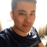 为女儿学做早餐的奶爸