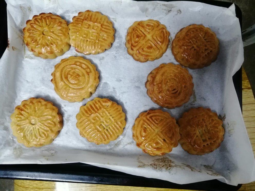 广式蛋黄莲蓉月饼