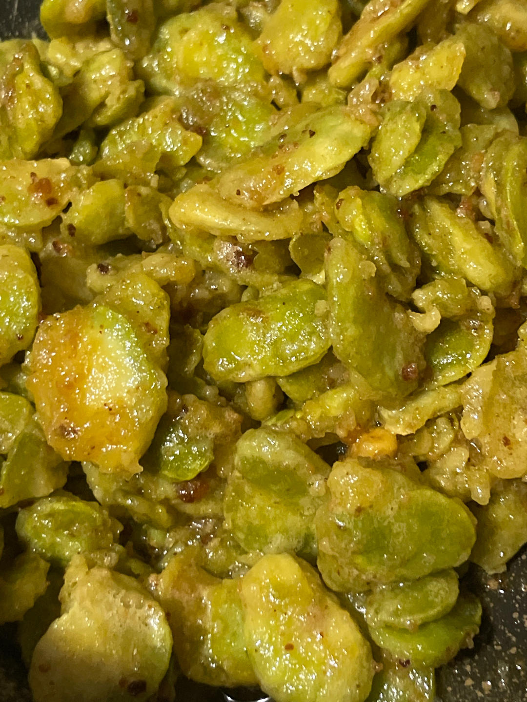 咸蛋黄炒蚕豆，咸沙香嫩！