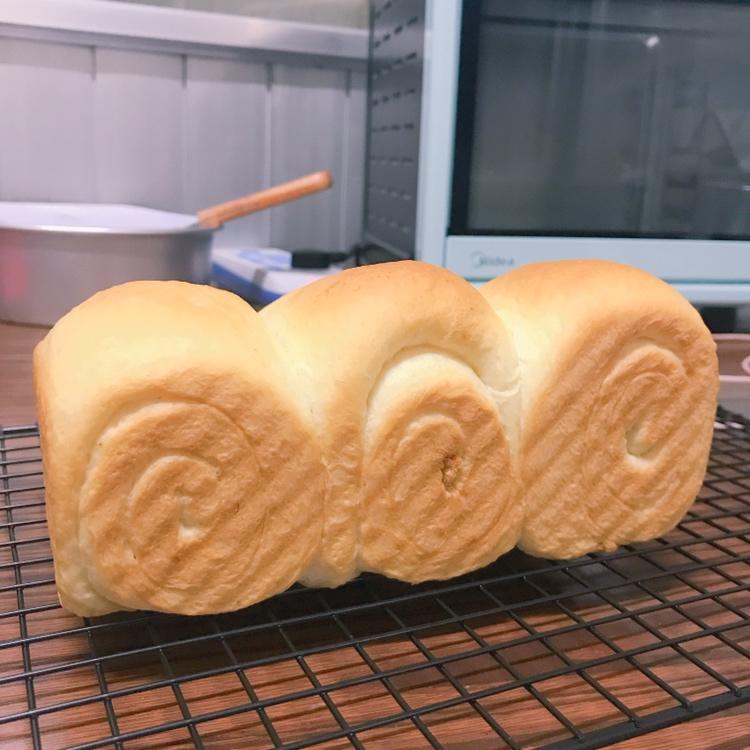 用烤箱自己做面包--手工牛奶吐司面包