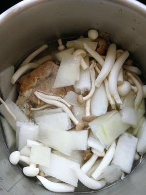 鸭架子炖冬瓜蘑菇的做法 步骤1