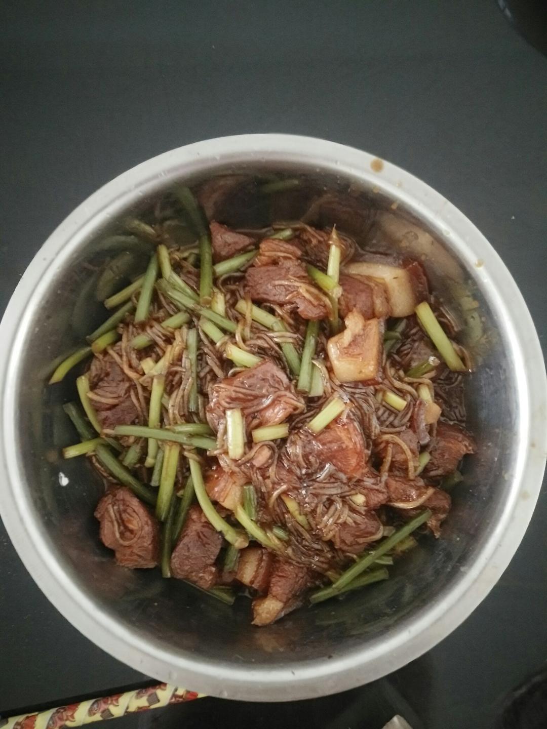 红烧肉焖蒜薹