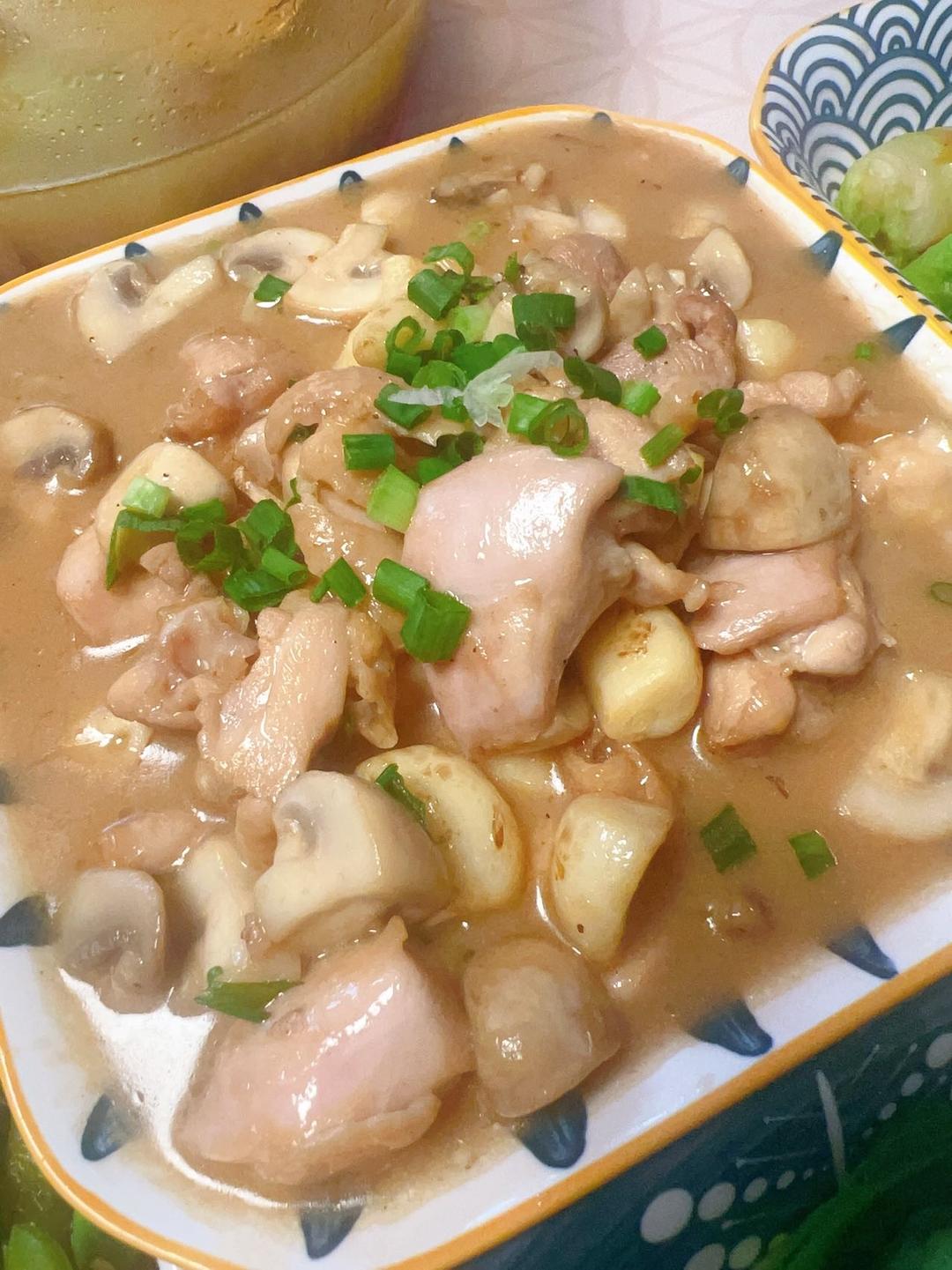 鸡腿肉炒口蘑