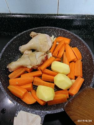胡萝卜土豆洋葱烧鸡腿的做法 步骤3