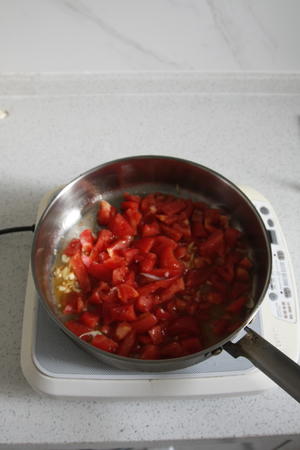 视频【番茄巴沙鱼煲】番茄烩巴沙鱼的做法 步骤4