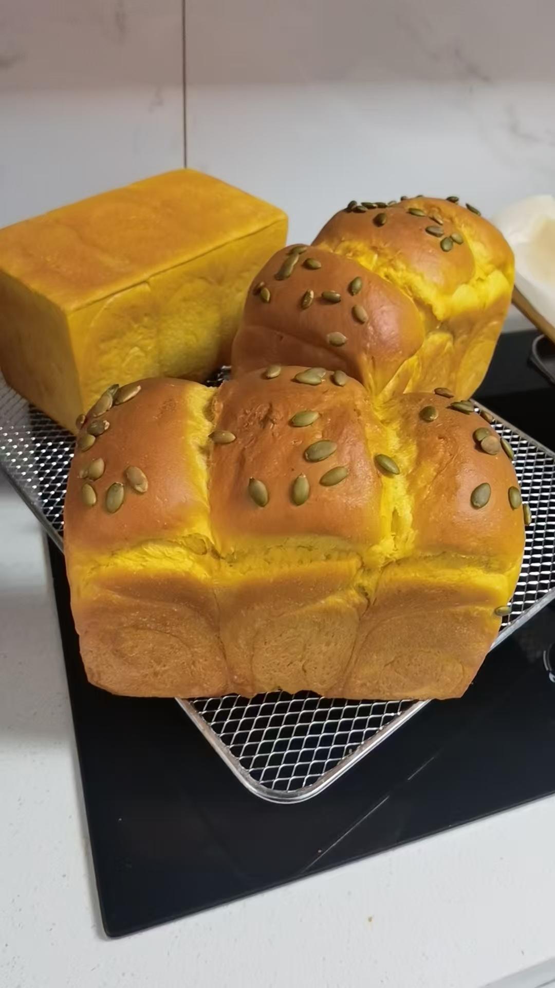 面包机食谱更新了，不加一滴水的南瓜吐司，低油低糖成功率超高