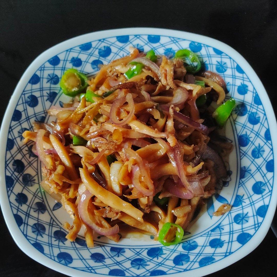 洋葱青椒炒墨鱼干