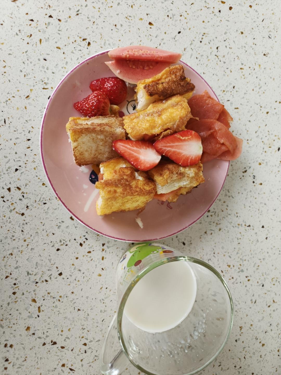 小朋友早餐100天不重样！今日食谱：草莓西多士