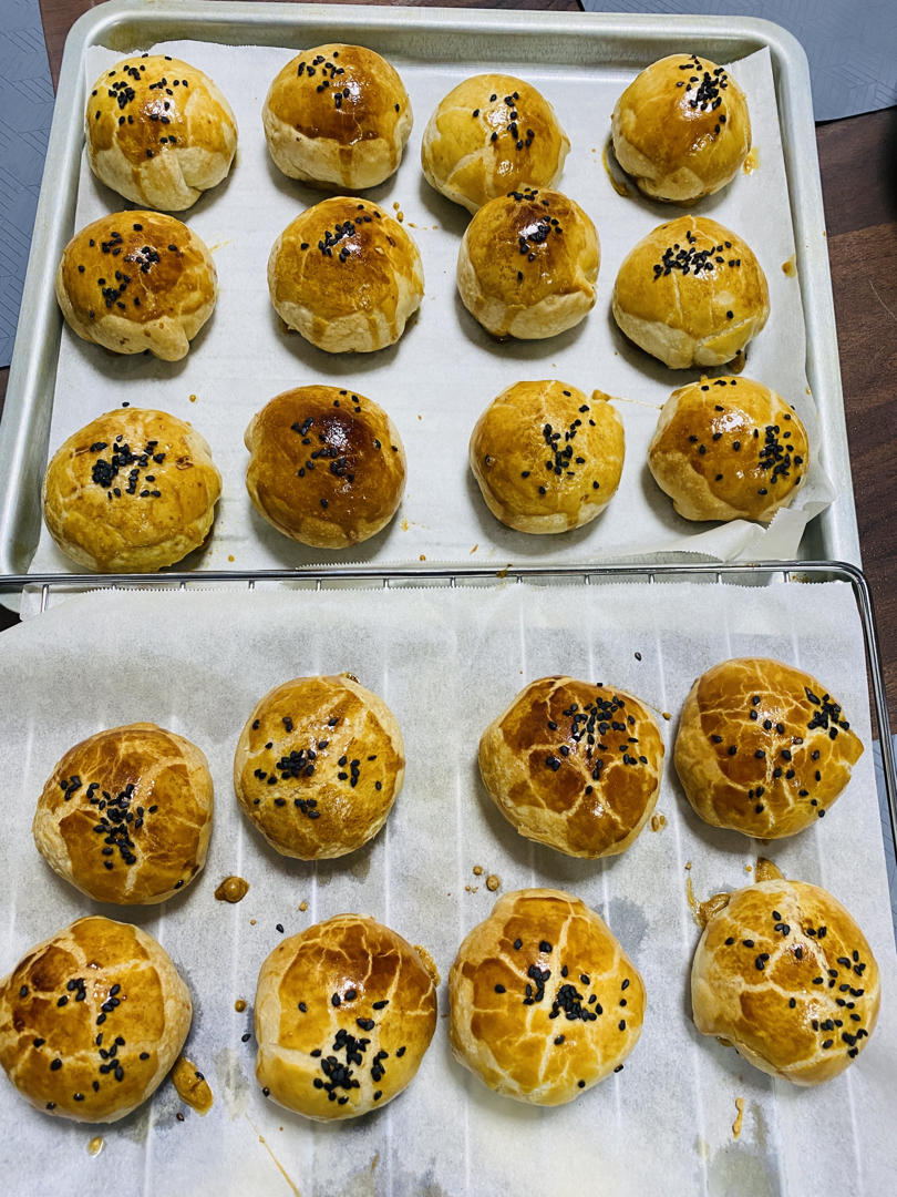酥到掉渣的美味蛋黄酥