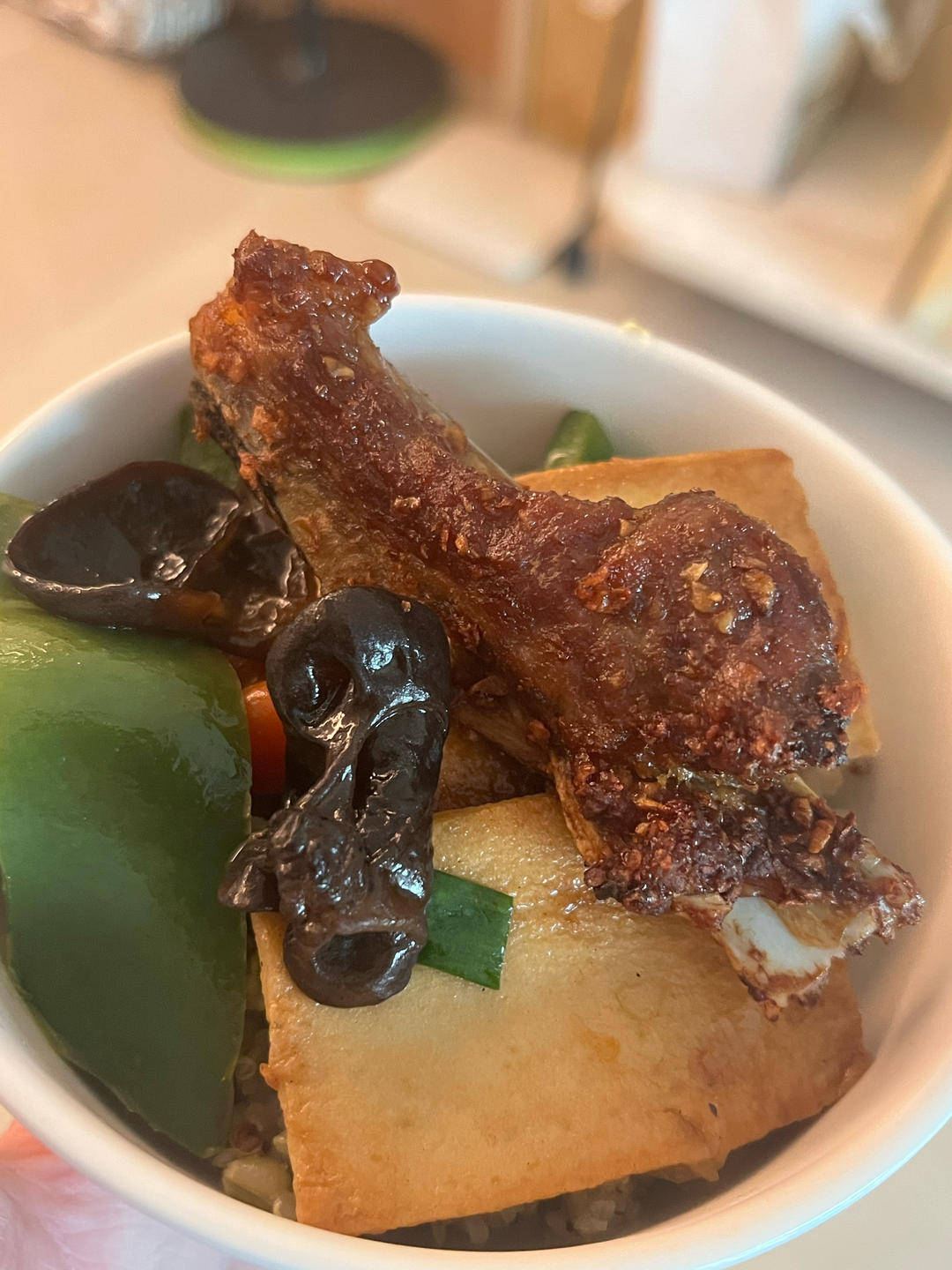 我家排骨从不红烧，加一些大蒜，出锅香喷喷，孩子吃完舔手指
