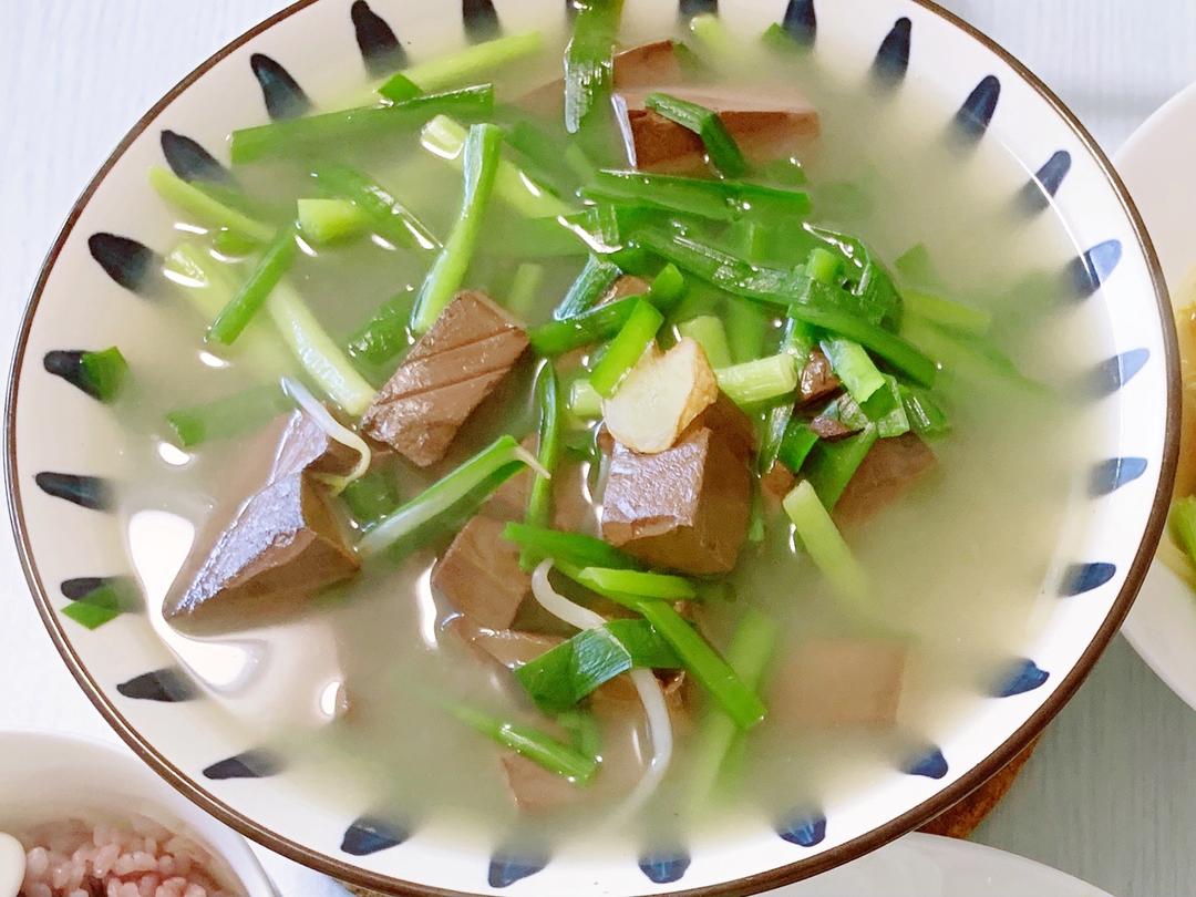 补铁补血的鸭血韭菜汤的做法