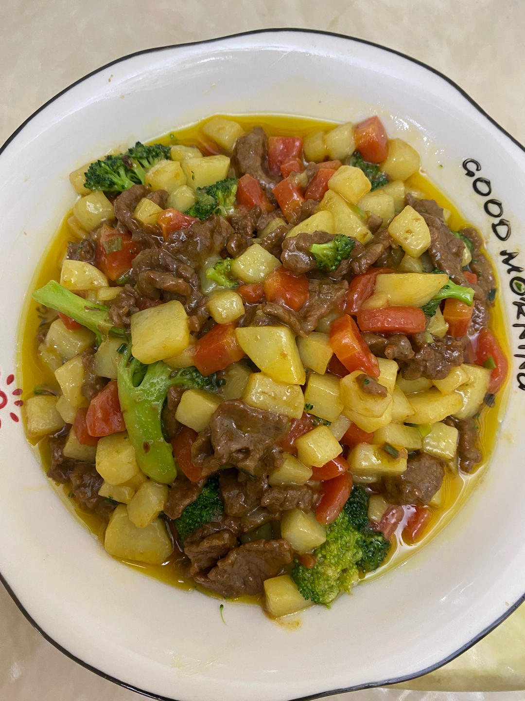 土豆燉牛肉之饭扫光，这样做也太香了吧，还没出锅已是浓香四溢了