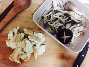 菌菇汤烩杠子头的做法 步骤2