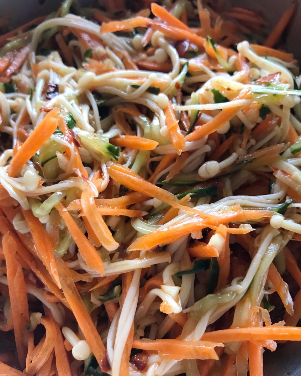 好吃的金针菇拌黄瓜