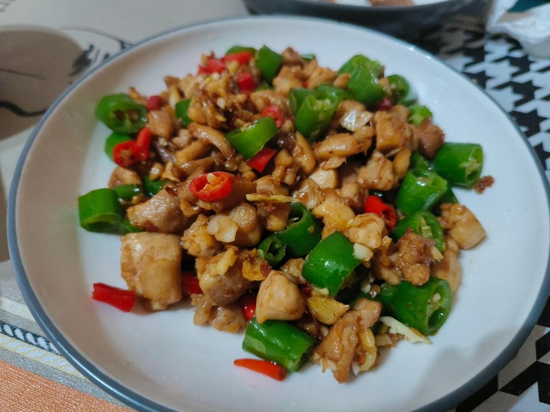 咸鲜可口的青红椒炒鸡丁