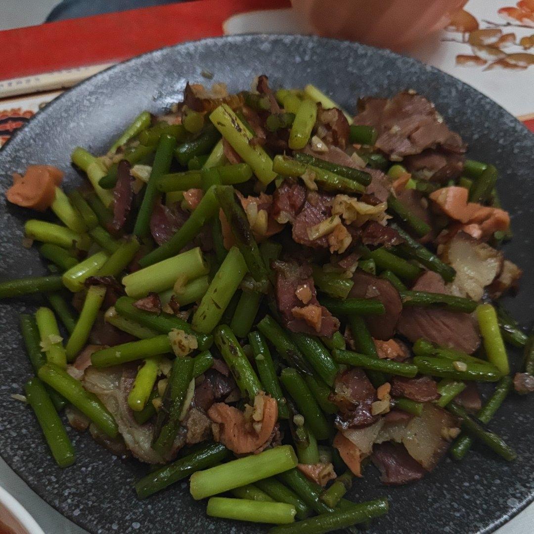 有年味儿的蒜苔炒腊肉