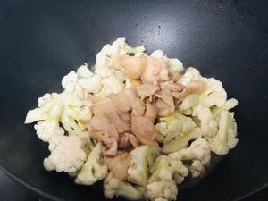 花菜炒肉片的做法 步骤6