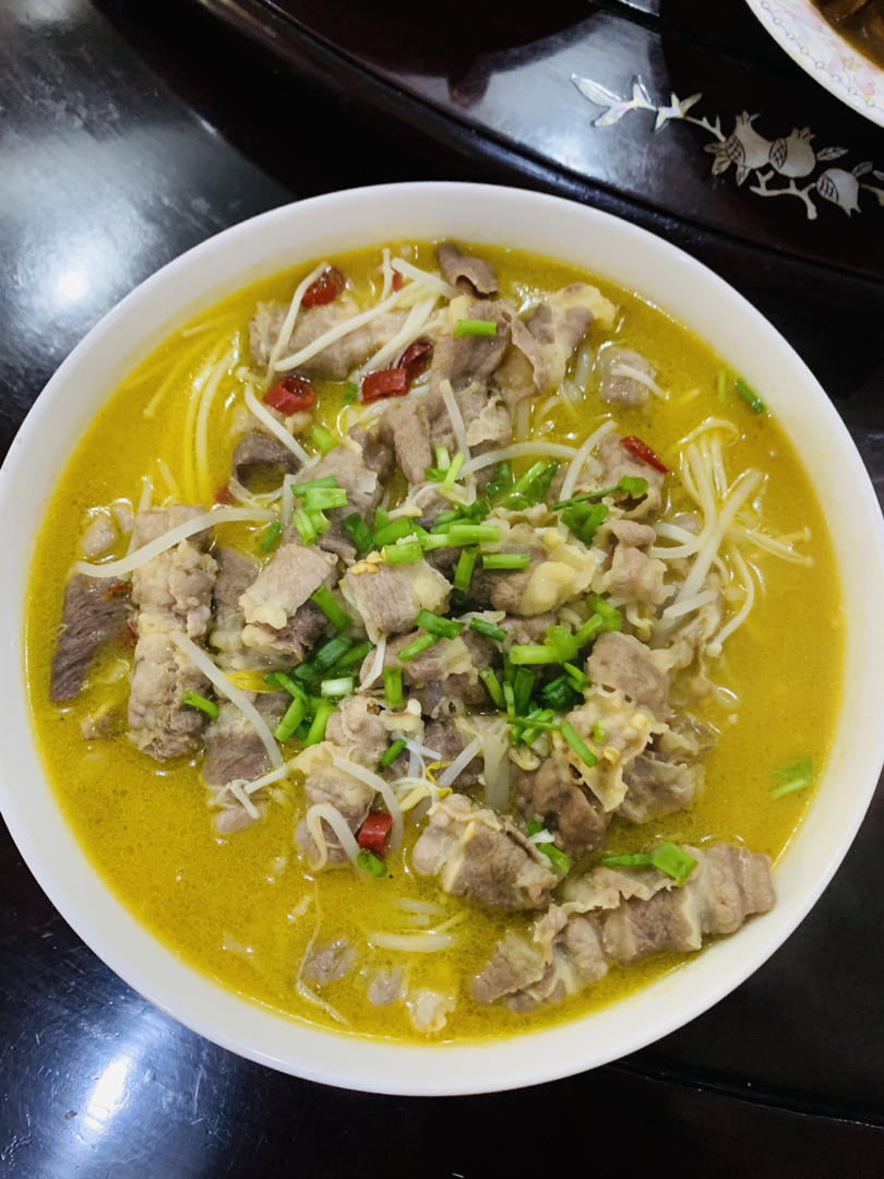 酸汤肥牛金针菇