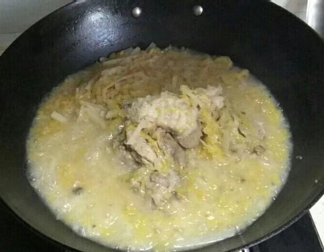 东北家常酸菜炖骨头